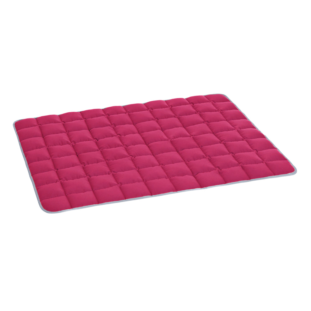 Gesteppte Wendedecke in Pink mit grauem Rahmen und weichem Karomuster für gemütliche Stunden.