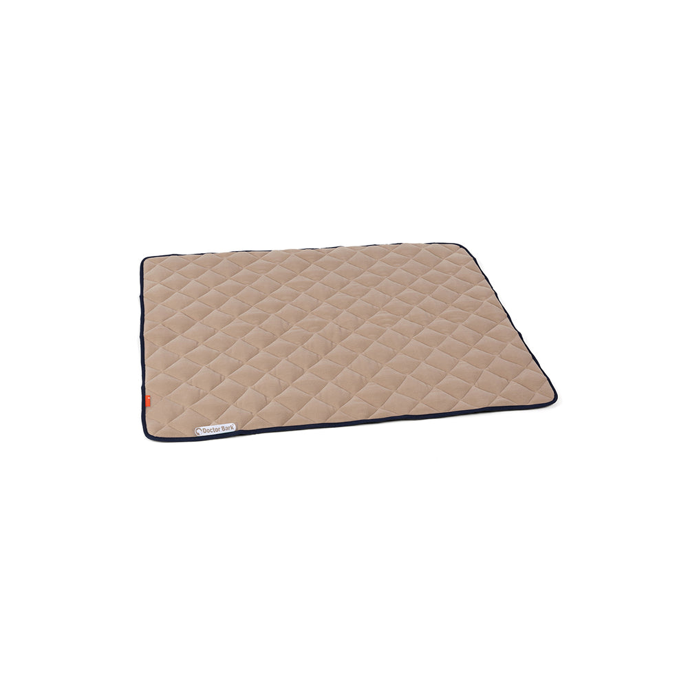Beige Steppdecke aus Fleece mit Rautenmuster und schwarzem Rand, weich und bequem für Gemütlichkeit im Zuhause.