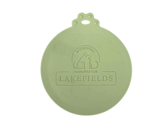 Runder grüner Silikonanhänger für Dosendeckel mit graviertem Text "BODENSEE MANUFAKTUR LAKEFIELDS" und Befestigungsaussparung.