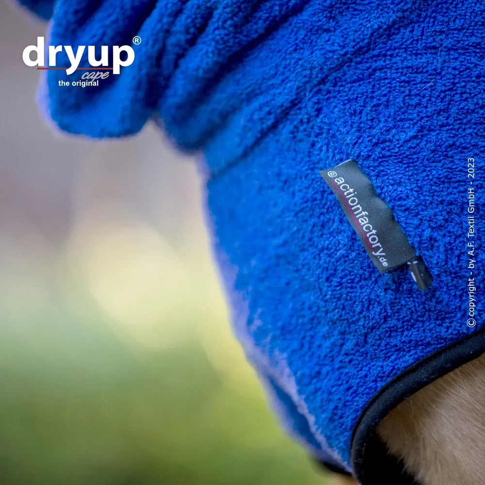 Blauer Dryup® Hundebademantel aus Frottee mit Etikett, ideal zum Trocknen von Hunden nach dem Baden.