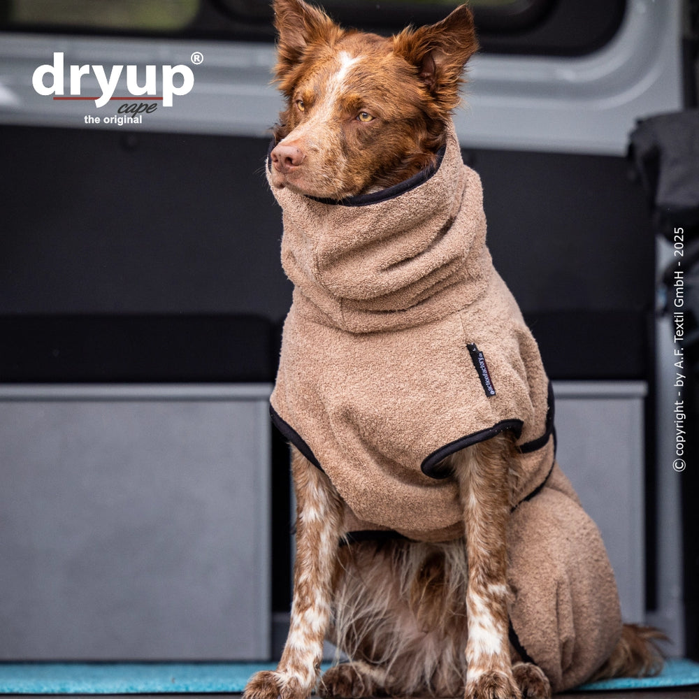 "Beigefarbener Dryup® Hundebademantel aus Fleece, ideal für das Trocknen nach dem Baden."