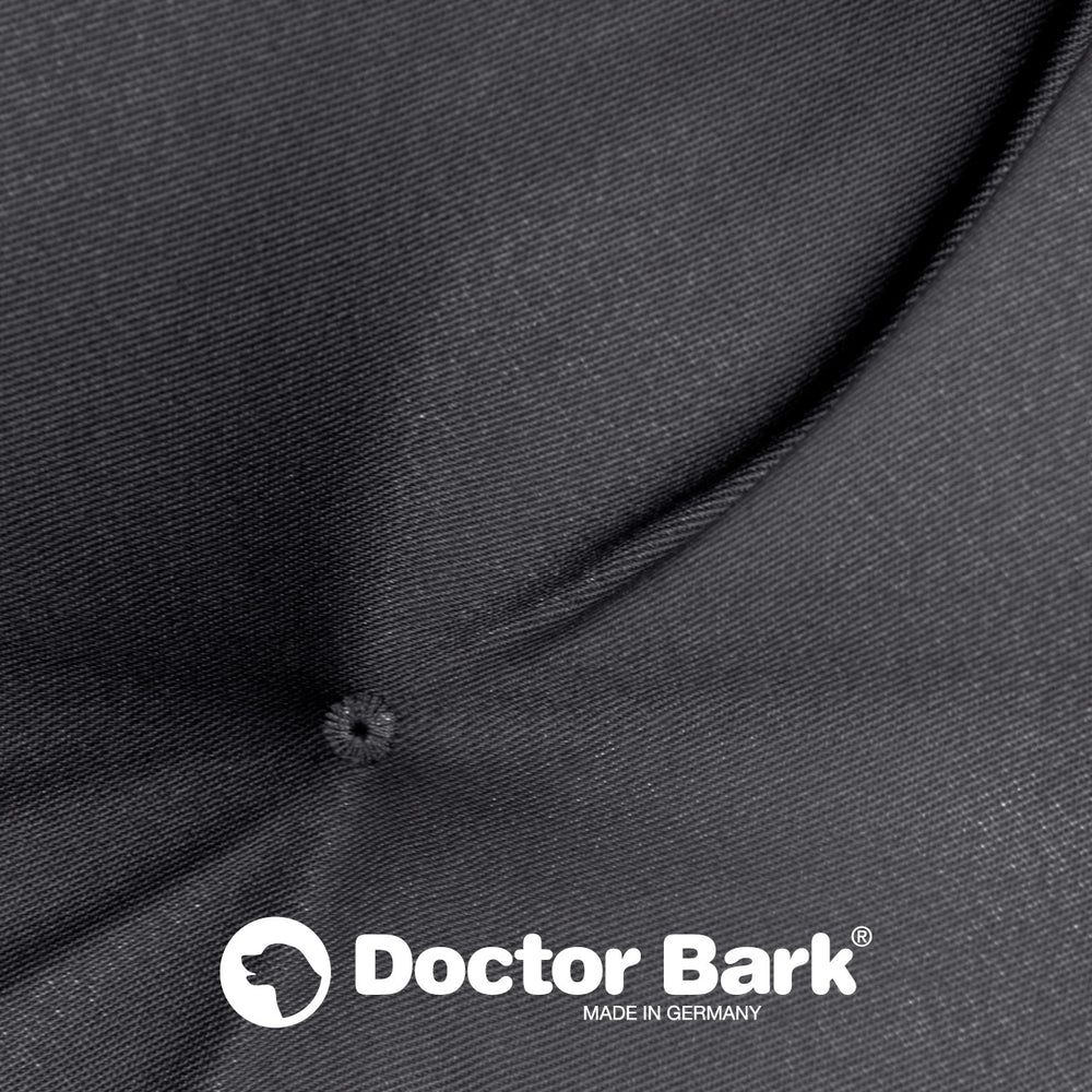 Schwarzes Doctor Bark Country-Kissen mit zentraler Naht, Knopf und "MADE IN GERMANY"-Logo.