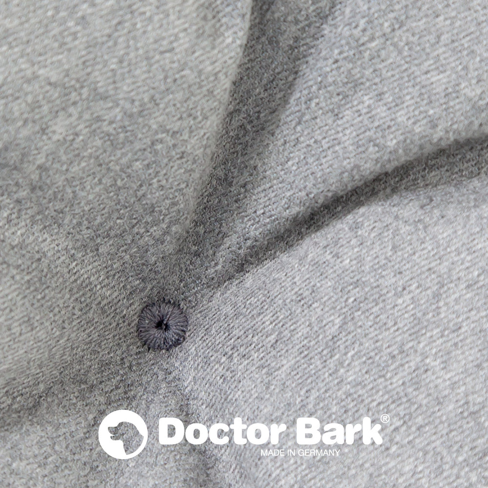 Weiches graues Doctor Bark orthopädisches Kissen mit Knopfdetail und hochwertigem Stoff für optimalen Komfort.