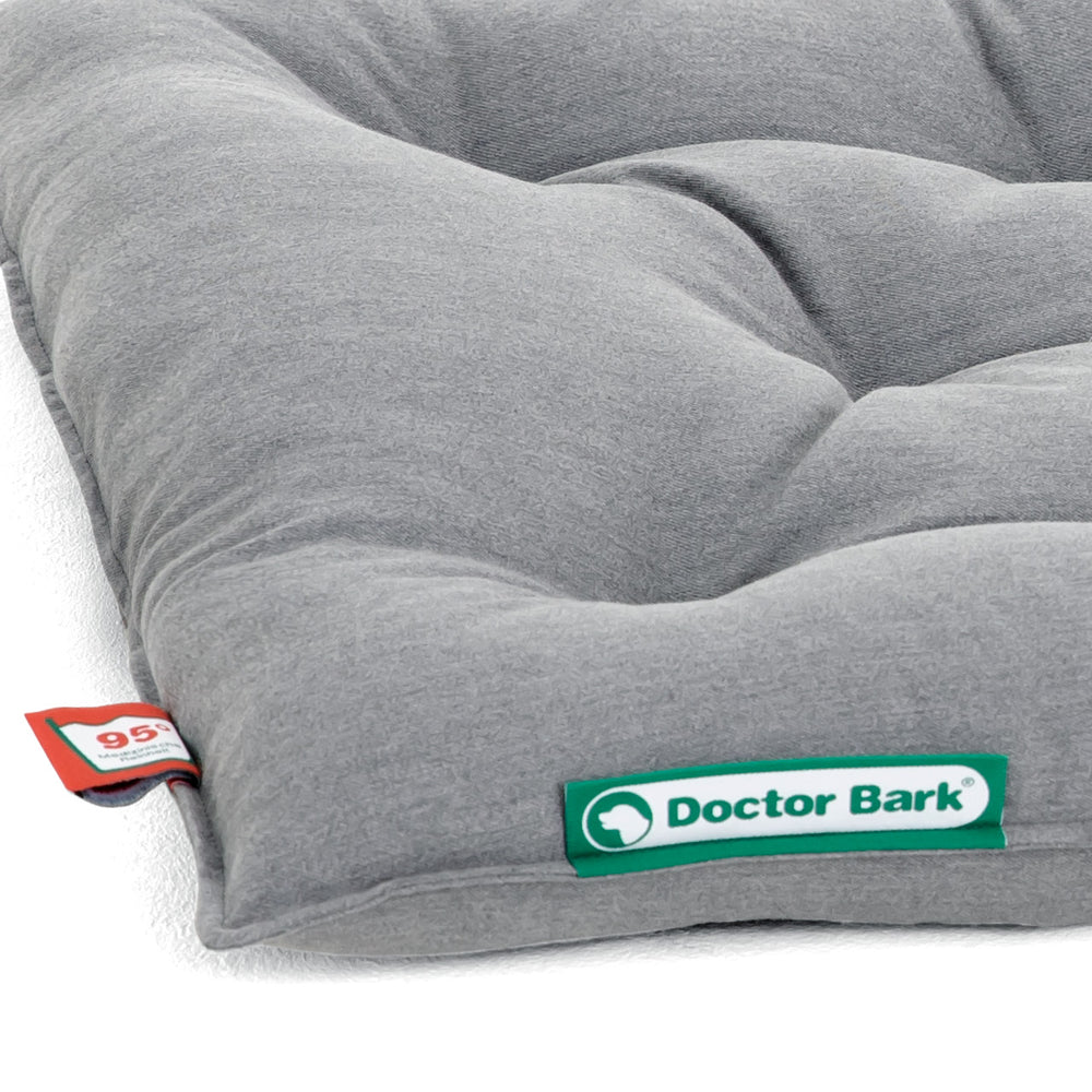 Graues orthopädisches Hundekissen von Doctor Bark mit Steppung und grünem Etikett. Ideal für den Komfort Ihres Hundes.