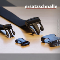 Schwarze Ersatzschnallen aus Kunststoff für Gürtel, zwei im Vordergrund, eine kleinere im Hintergrund.