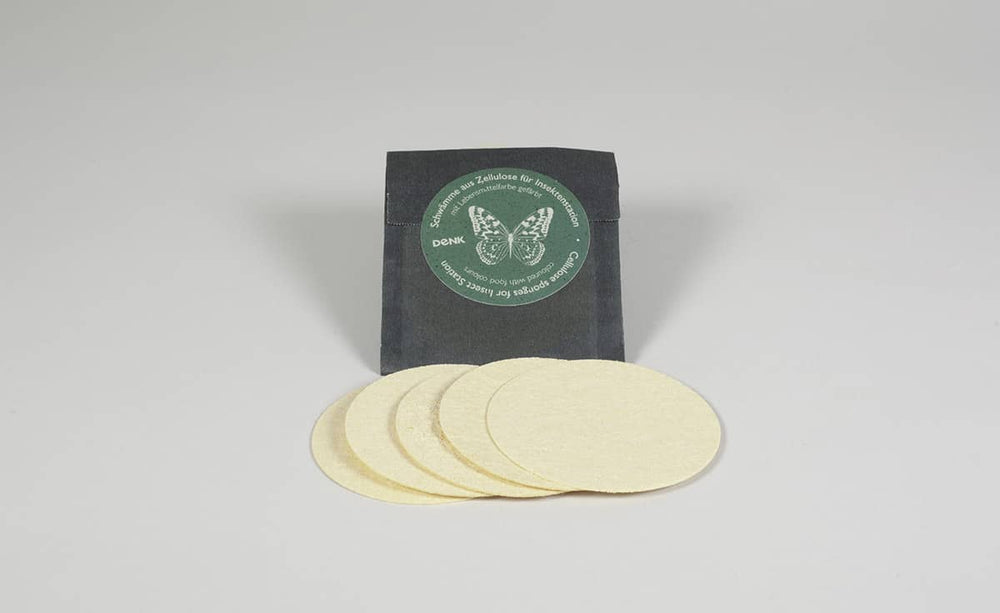 Ersatzschwämme für Insektenstationen in schwarzer Verpackung, mit dunkelgrünem Etikett und Schmetterling.