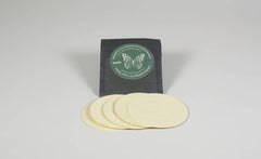 Ersatzschwämme für Insektenstationen in schwarzer Verpackung, mit dunkelgrünem Etikett und Schmetterling.