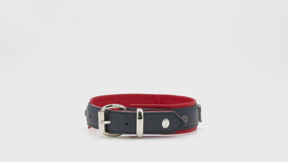 Halsband Nordlicht in navyblau mit roten Innenseiten, metallener Schnalle und Halter für Anhänger. Schlichtes Design.
