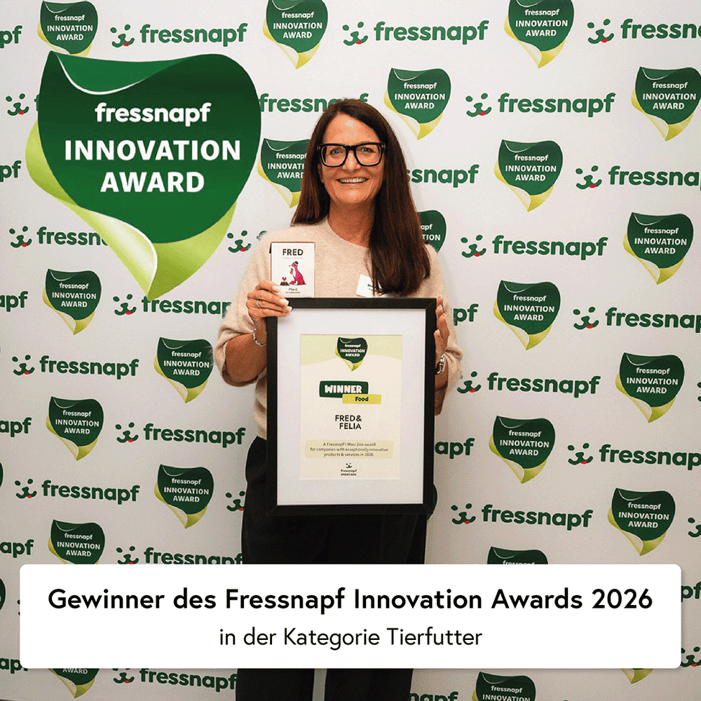 Person mit Urkunde des "Fressnapf Innovation Award 2026" für FELIA VET Low Protein, umgeben von Award-Logos.