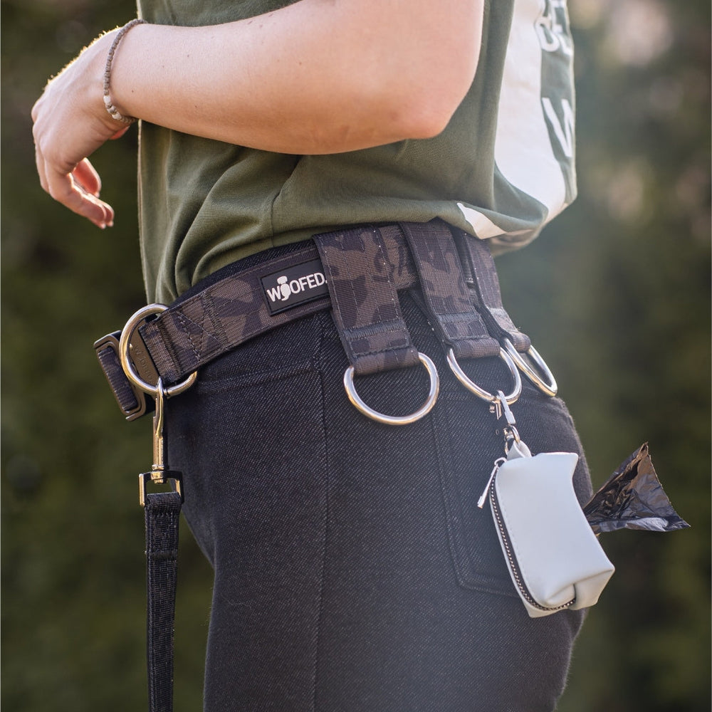 Verstellbarer Gassigürtel mit D-Ringen und grauer Tasche für Hundekotbeutel, ideal für aktive Hundebesitzer.