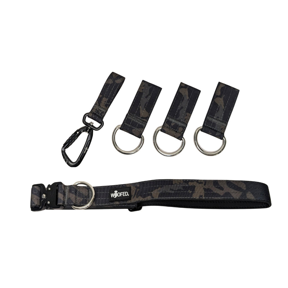 Verstellbarer Gassigürtel mit taktischer Schnalle und vier strapazierfähigen Camouflage-Koppelleinen. Ideal für aktive Hunde.