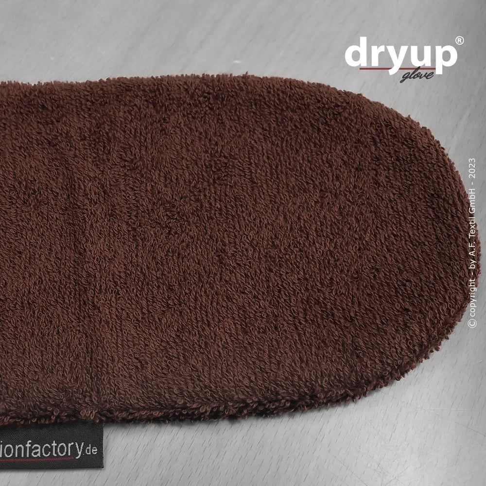 Brauner, flauschiger Handtuchüberzug von Dryup® für saugfähige Hände. Ideal für den täglichen Gebrauch.