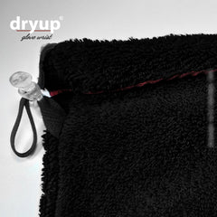 "Schwarzes Handtuch mit samtiger Struktur und Zugverschluss von der Marke dryup für optimalen Schutz und Komfort."