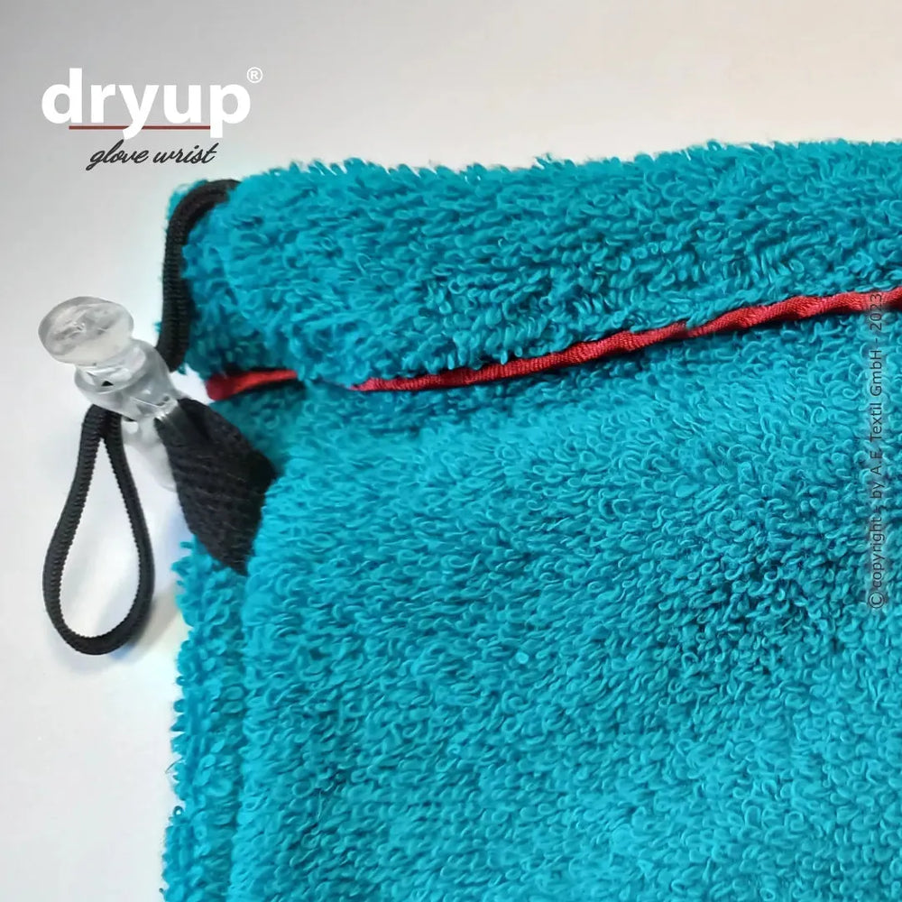 Turquoise Handtuch mit roter Naht und Kordelzug für sicheren Halt, ideal für den Einsatz im Freien.