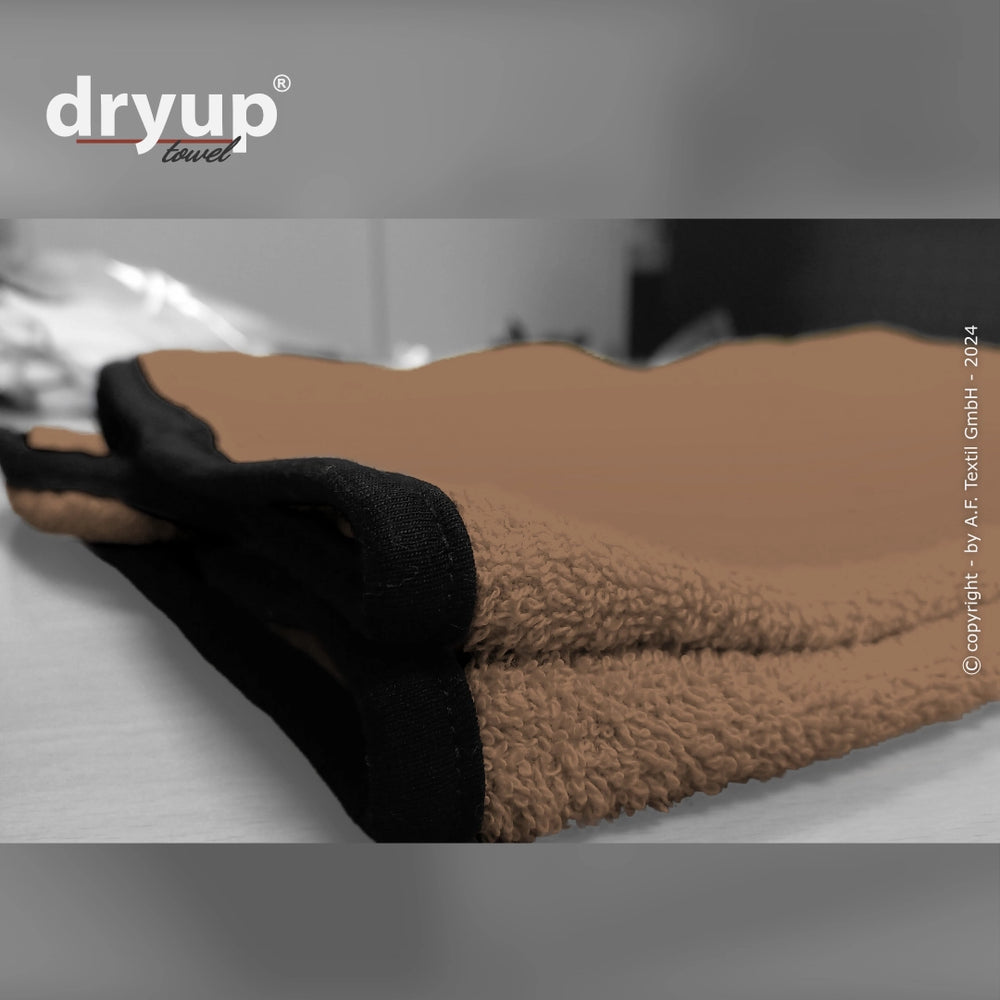 Handtücher in warmem Braun, gefaltet und mit schwarzem Rand,Featuring dryup® Logo oben links.
