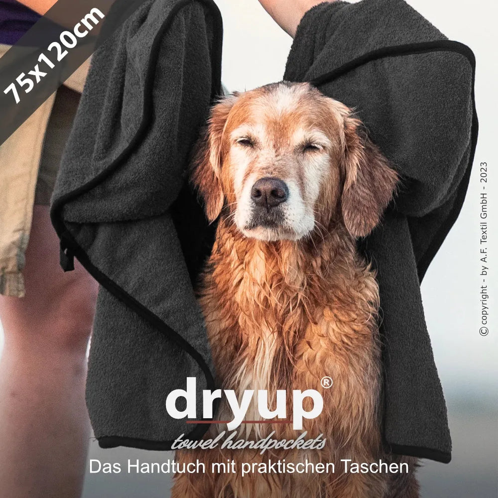 Hund in grauem Handtuch gewickelt, gehalten von einer Person; praktisches 75x120 cm Dryup® Handtuch mit Taschen.
