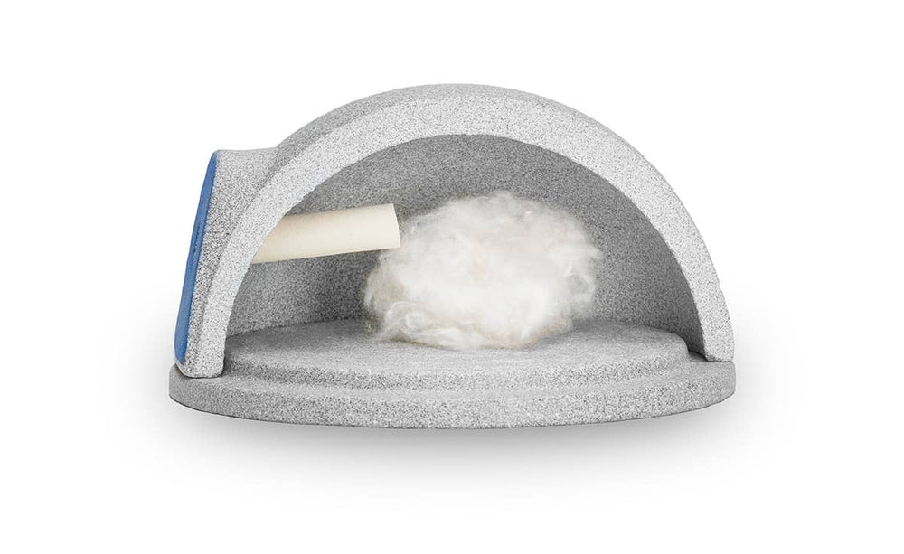 Grauer Ofen mit halbrundem Dach, aus dem Zuckerwatte-ähnliche Wolken strömen. Hummelburg Granicium im Fokus.