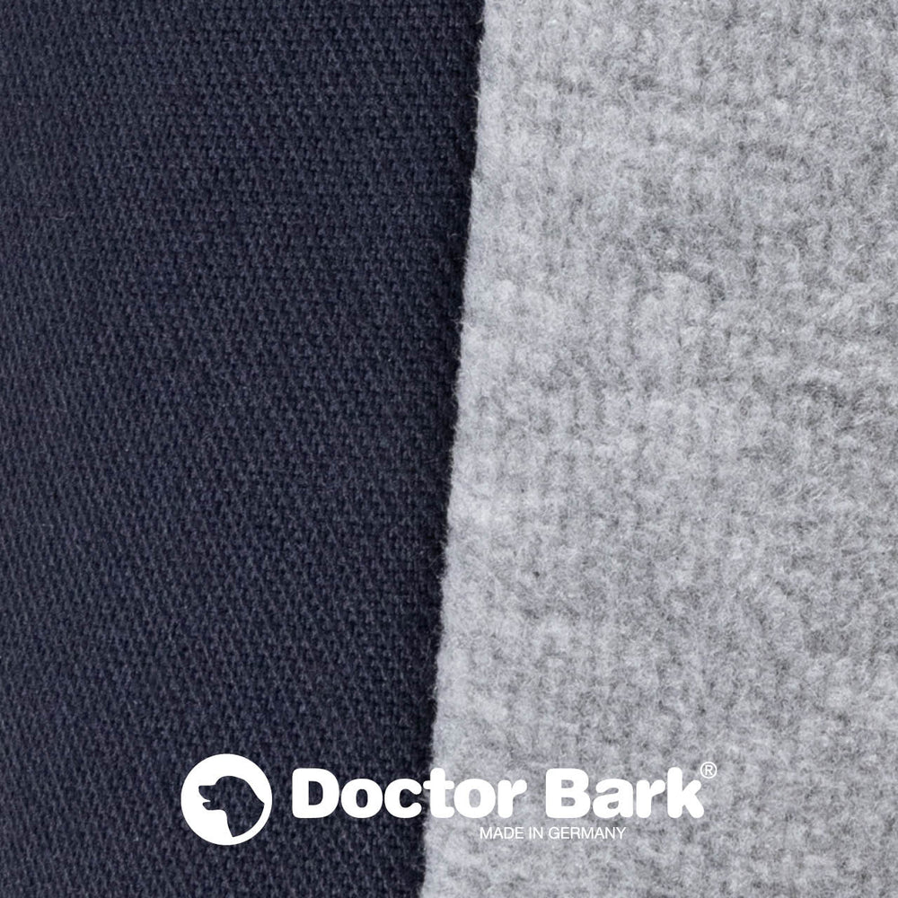 "Hundebett von Doctor Bark mit glattem dunklem und flauschigem grauem Stoff, Logo in der Ecke."