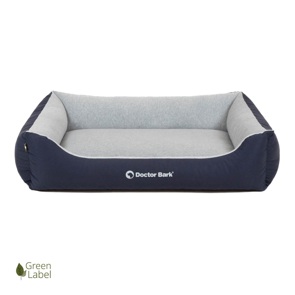"Hundebett von Doctor Bark in rechteckiger Form mit grauem Bezug und blauen Unterteilen, ideal für entspannten Schlaf."