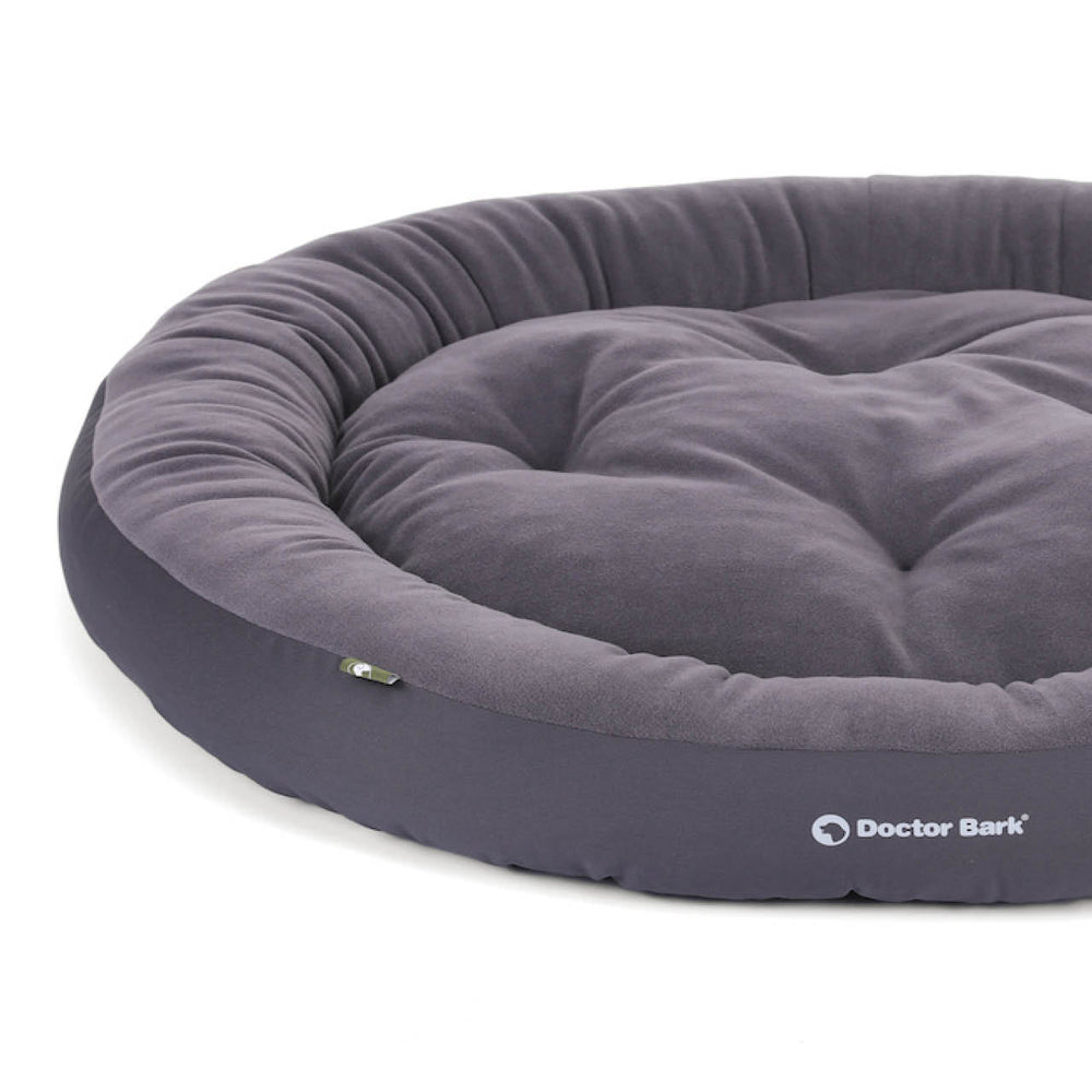 Rundes, graues Hundebett von Doctor Bark mit weicher, gesteppten Oberfläche für optimalen Komfort.