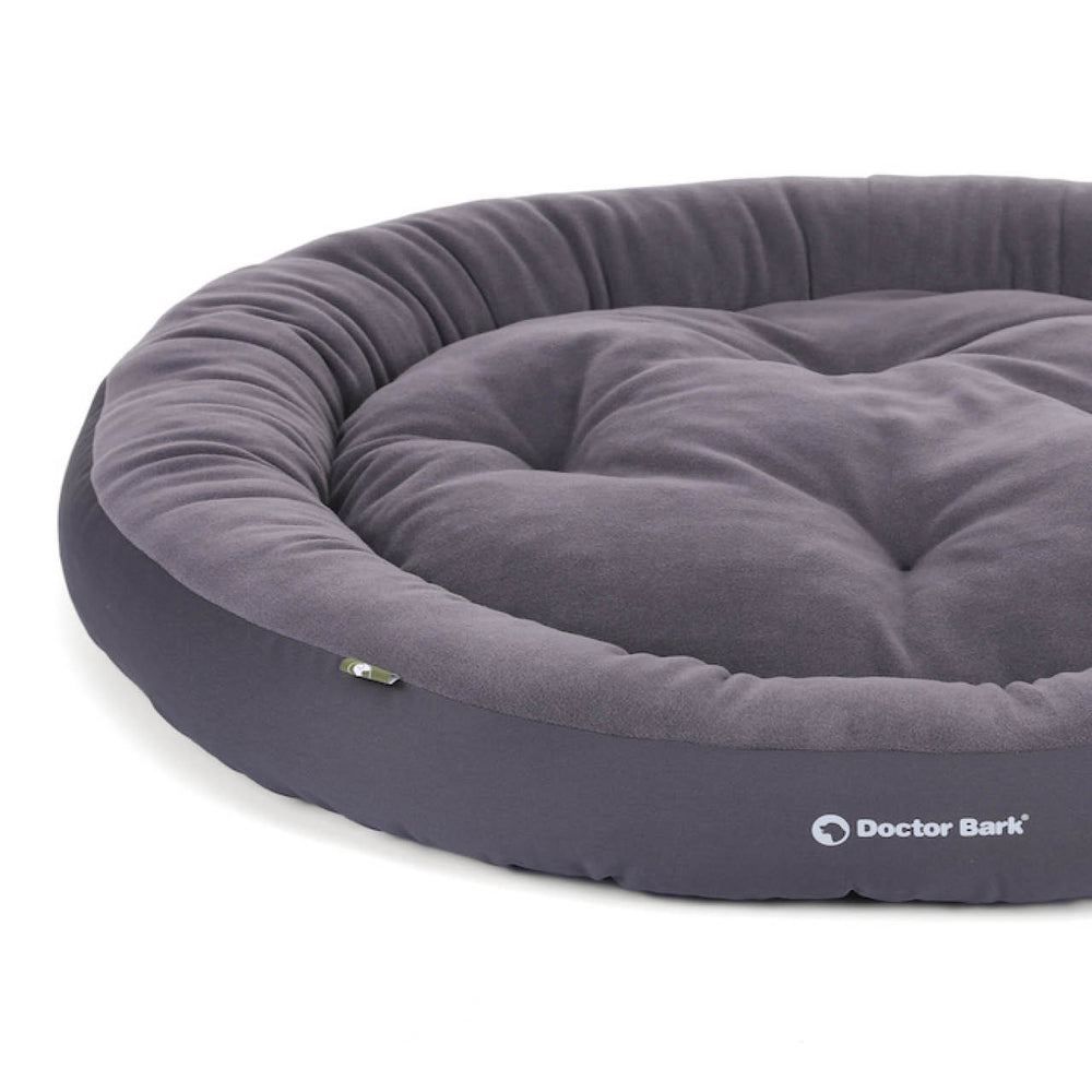 Rundes, graues Hundebett von Doctor Bark mit weicher, gesteppten Oberfläche für optimalen Komfort.
