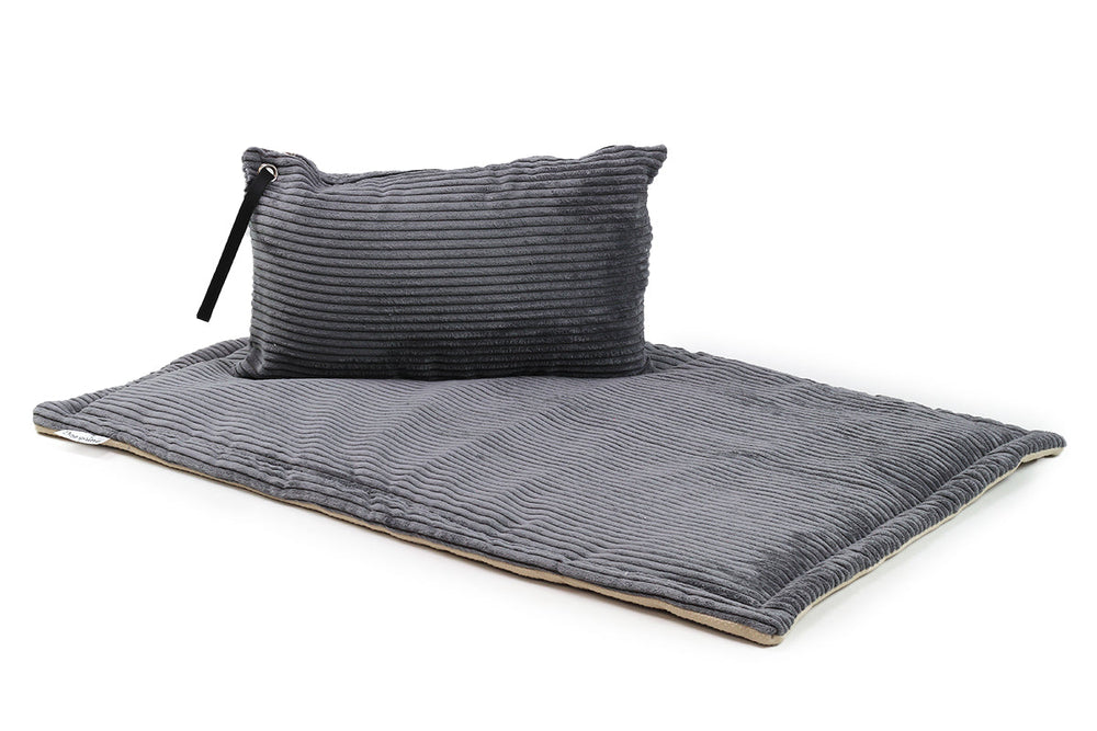 Bequeme graue Hundereisedecke mit Kopfstütze und samtiger, geriffelter Oberfläche für optimalen Liegekomfort.