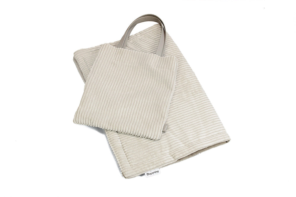 Beige Hundereisedecke und kleine Tasche im Streifen-Design, ideal für unterwegs mit Ihrem Vierbeiner.