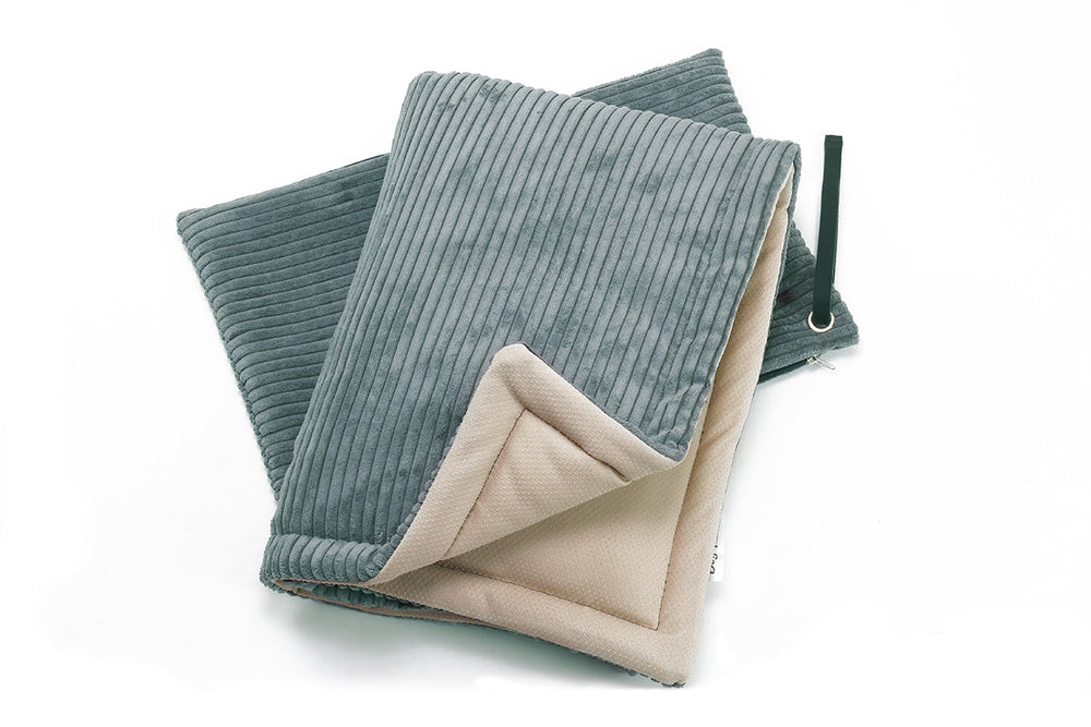 "Gefaltete Hundereisedecke in Grau und Beige, ideal für Reisen und gemütliche Stunden mit Ihrem Haustier."