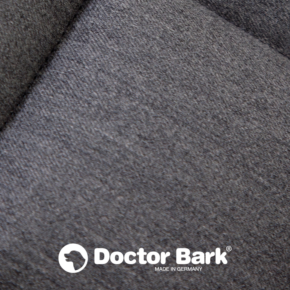 Graue Doctor Bark Hundedecke mit texturierter Oberfläche und "MADE IN GERMANY"-Logo. Ideal für Hunde.