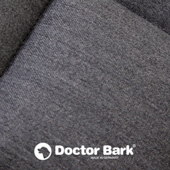 Graue Doctor Bark Hundedecke mit texturierter Oberfläche und "MADE IN GERMANY"-Logo. Ideal für Hunde.