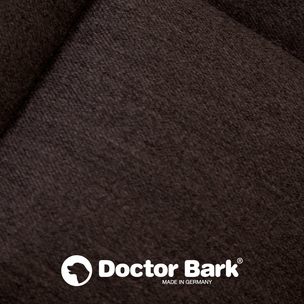 Braune texturierte Doctor Bark Hundedecke, Made in Germany, mit gut sichtbarem Logo im unteren Bereich.