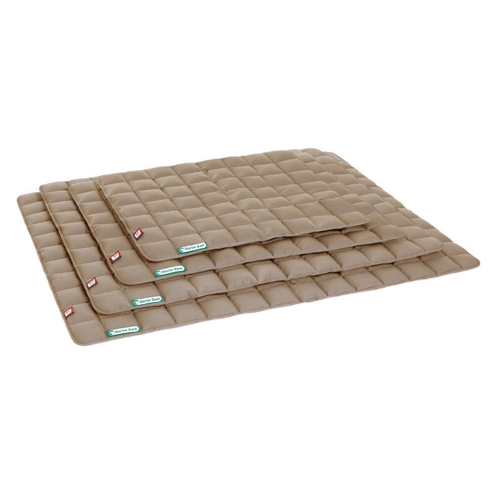 Verschiedene quadratische Hundedecken in Beige mit Rautensteppung und bunten Labels von Doctor Bark.