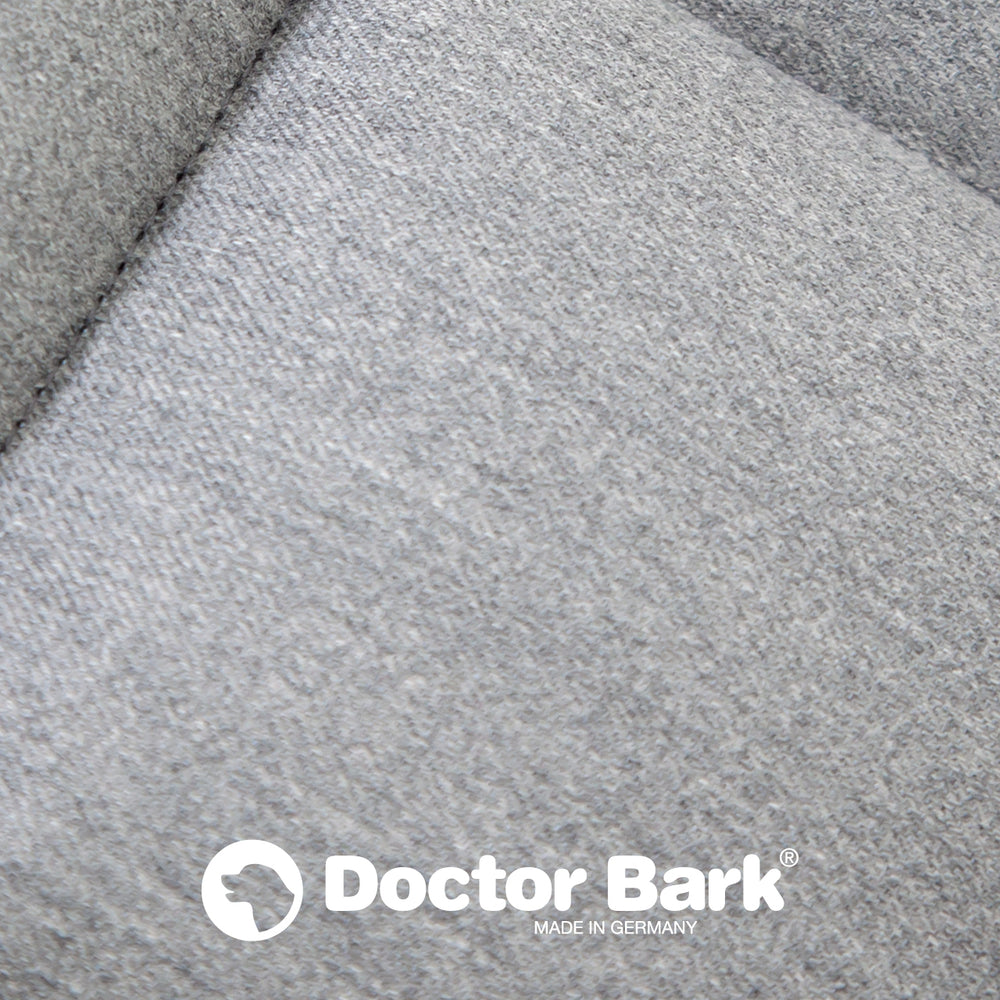 Nahaufnahme der grauen Doctor Bark Hundedecke mit feiner Textur und "MADE IN GERMANY"-Logo.