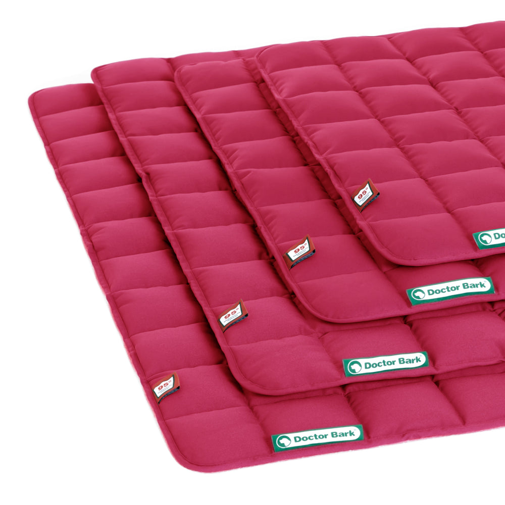"Doctor Bark Hundedecke in Pink mit quadratischen Mustern und logo, ideal für Komfort und Stil für Ihren Hund."