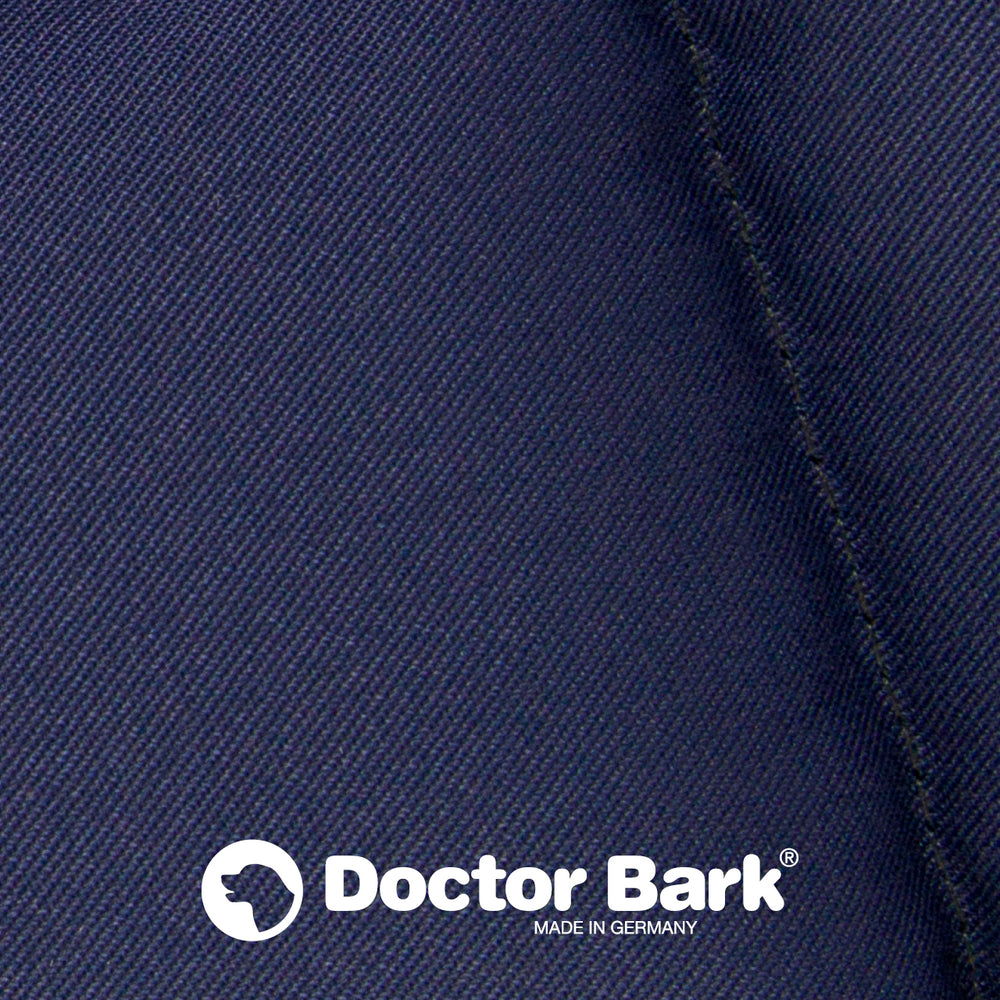 Dunkelblaue Doctor Bark Hundedecke mit feiner Textur und "MADE IN GERMANY" Logo im unteren Bereich.