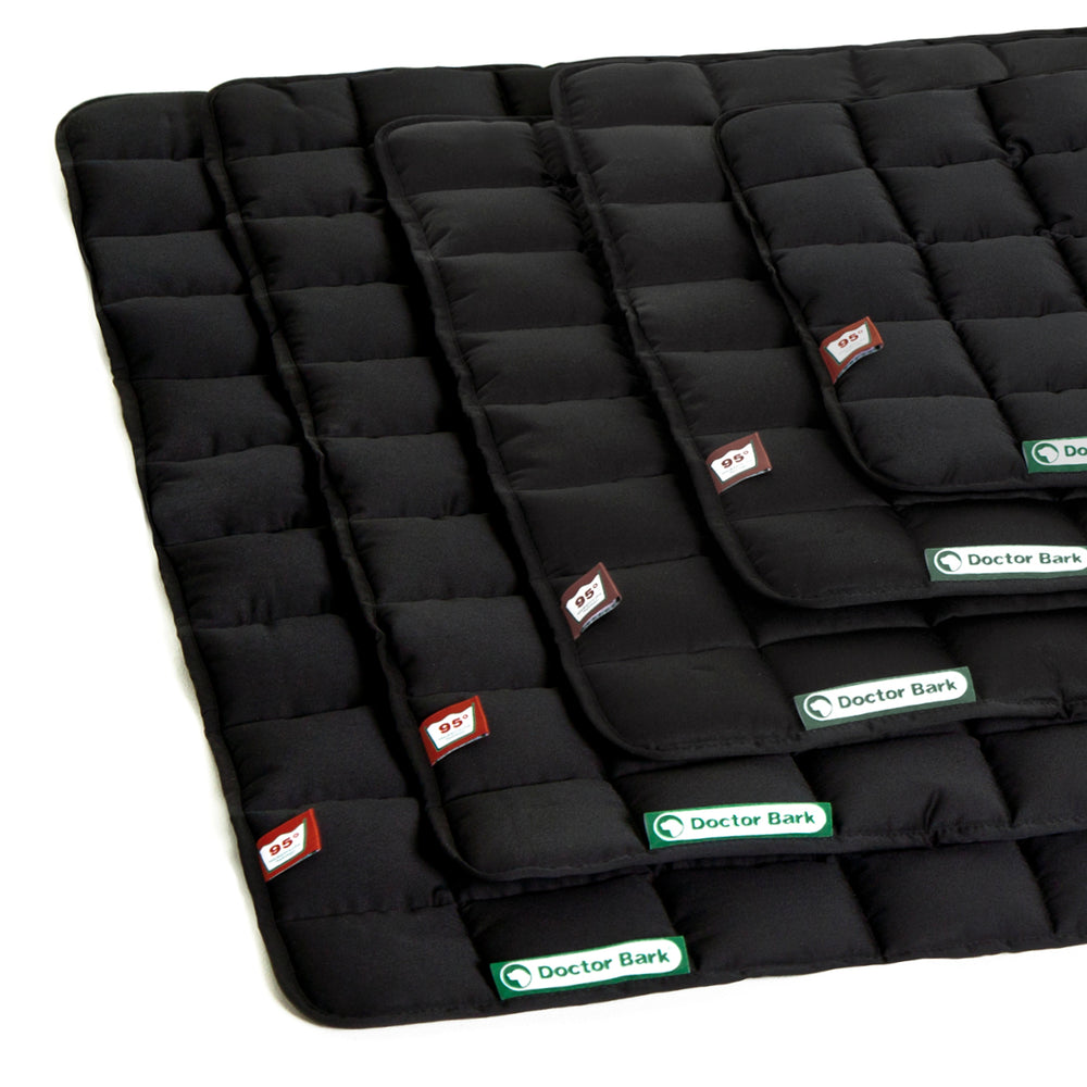 Schwarze, gepolsterte Hundedecken von Doctor Bark mit gestepptem Design und quadratischen Mustern.