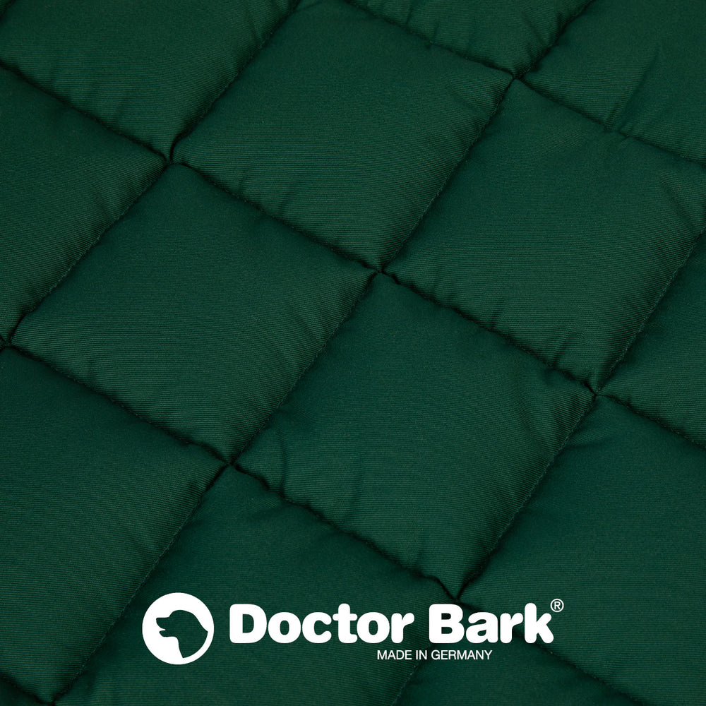Grüne gepolsterte Doctor Bark Hundedecke mit Karomuster und deutschem Logo "MADE IN GERMANY".