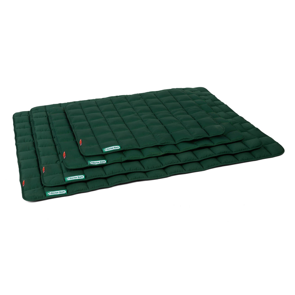 Vierteilige, gepolsterte Doctor Bark Hundedecke in dunkler Farbe mit quilted Struktur, übereinander liegend.