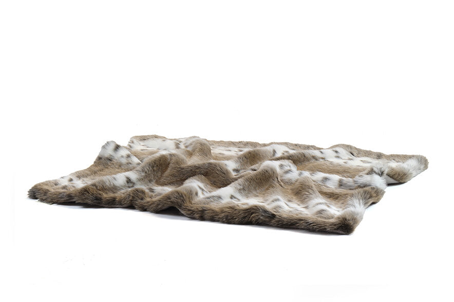 Große Hundedecke aus Webpelz in braun-weißer Farbgebung mit tierfellähnlichem Muster auf weißem Hintergrund.