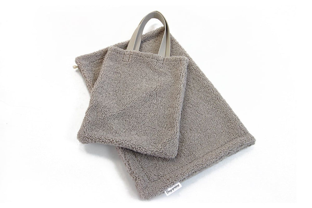 Weiche Hundedecke Teddy in Grau, bestehend aus zwei Taschen mit pelzigem Look – ideal für Tierliebhaber.