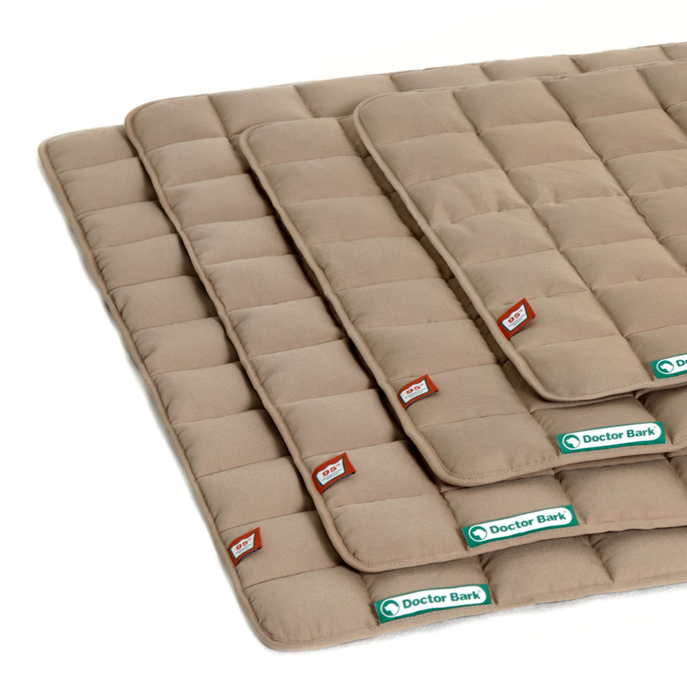 Bequeme Wendedecken von Doctor Bark in neutralem Beige, gesteppt und ordentlich angeordnet.