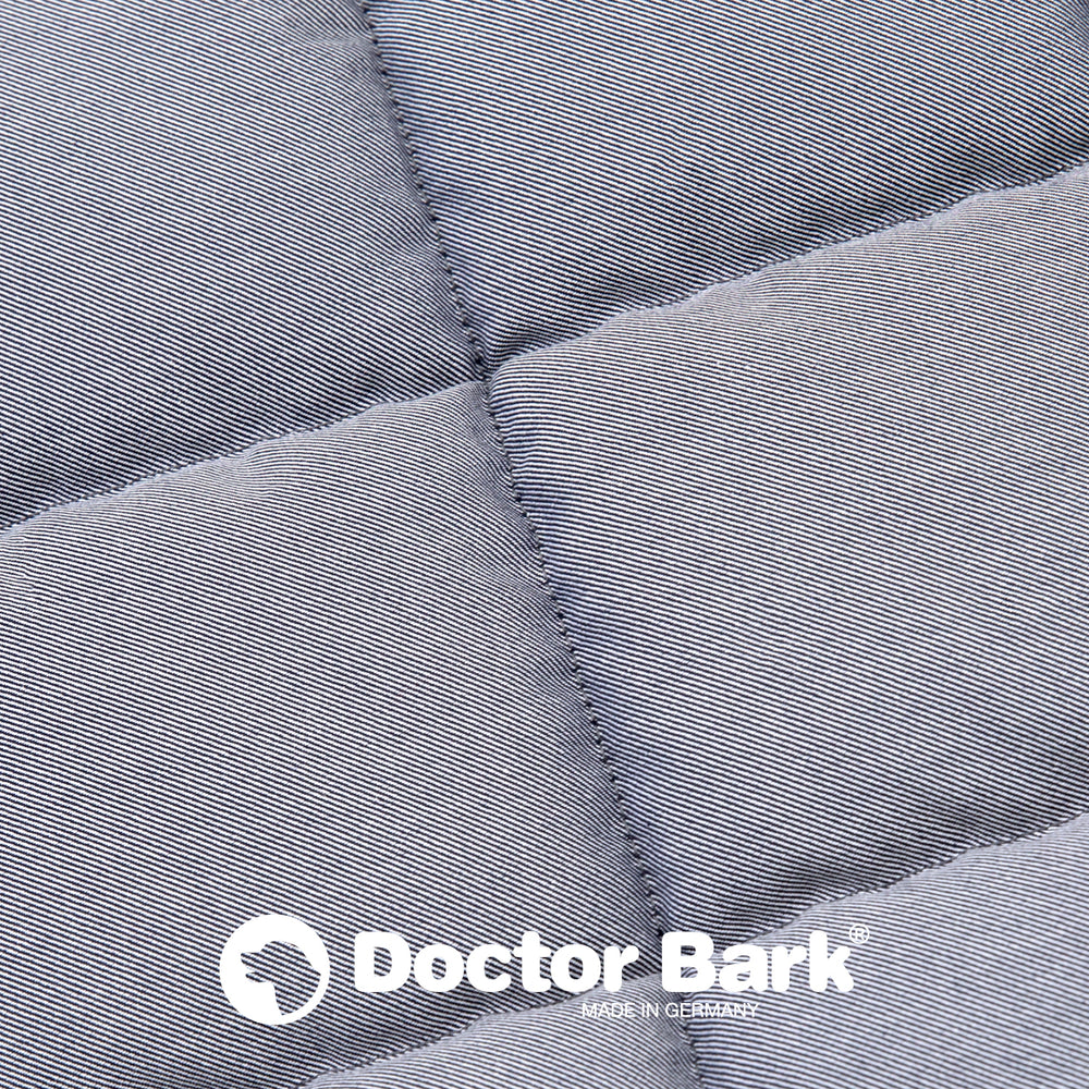 Gepolsterte Fleece Steppdecke in Grautönen mit dem Logo von Doctor Bark, stilvoll und bequem.