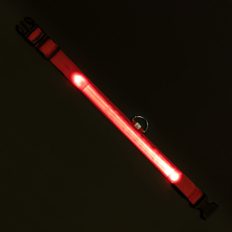 Rotes LED-Lichtband von Doctor Bark mit flexibler Oberfläche und zwei Befestigungsmöglichkeiten für hohe Sichtbarkeit.