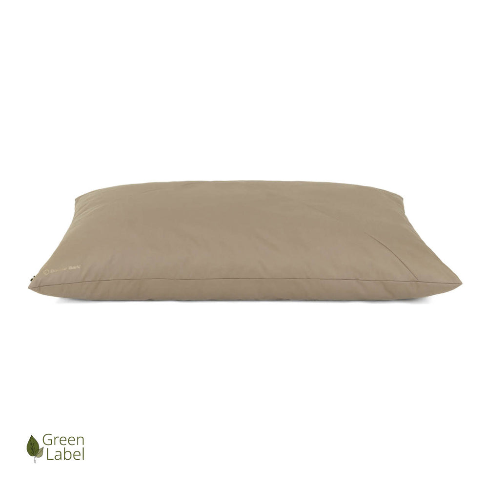 Beige Country-Kissen von Doctor Bark mit glatter Oberfläche und "Green Label"-Logo in der Ecke.