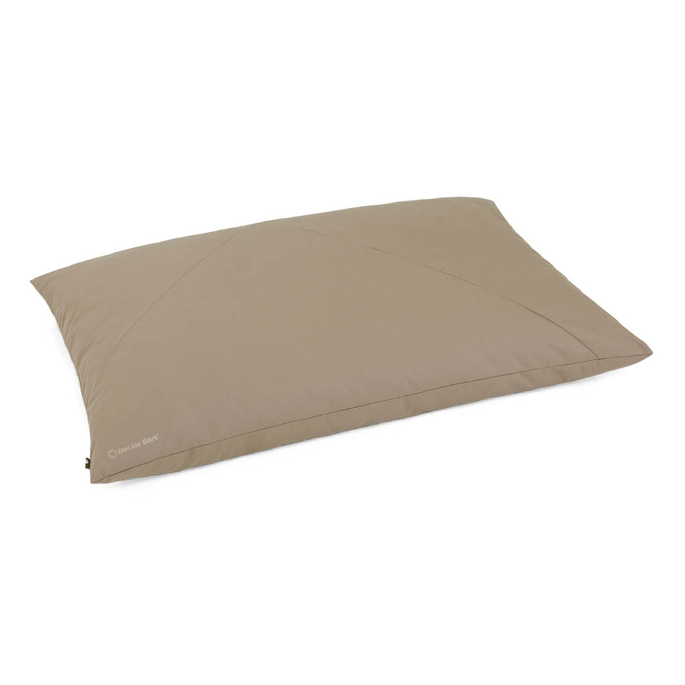 Großes, sandfarbenes Doctor Bark Country-Kissen mit minimalistischer Naht, ideal für moderne Einrichtung.
