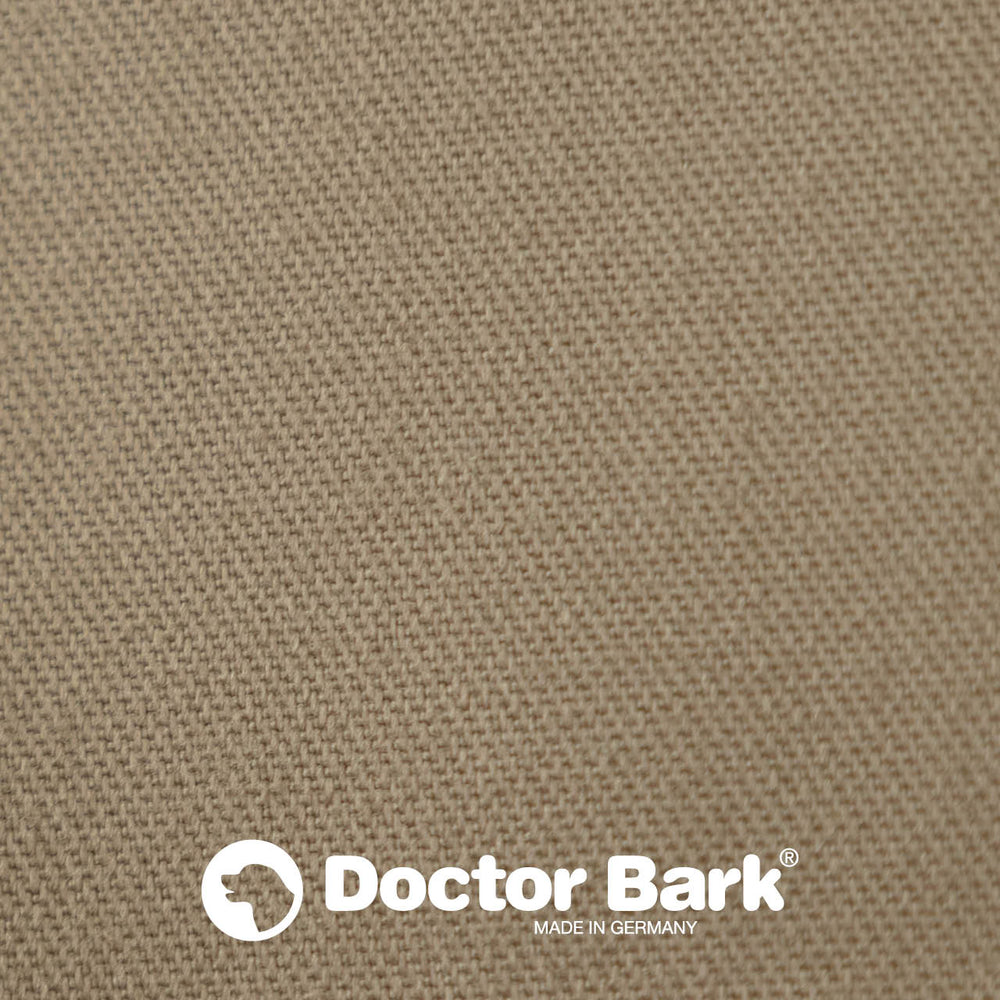 Beiges Doctor Bark Country-Kissen mit stabilem Material und "MADE IN GERMANY"-Logo in der unteren Mitte.