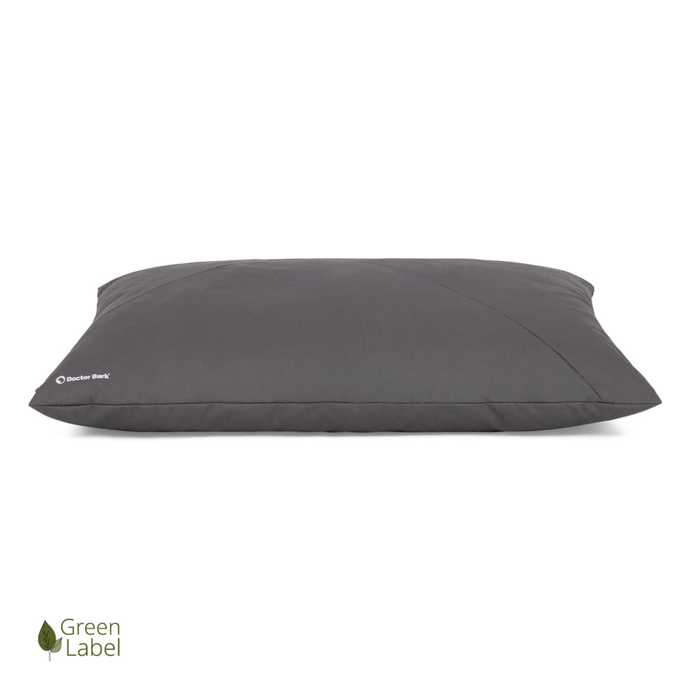 Graues Country-Kissen von Doctor Bark mit modernem Design und Green Label Logo in der unteren Ecke.