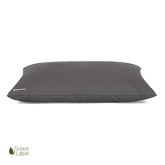 Graues Country-Kissen von Doctor Bark mit modernem Design und Green Label Logo in der unteren Ecke.