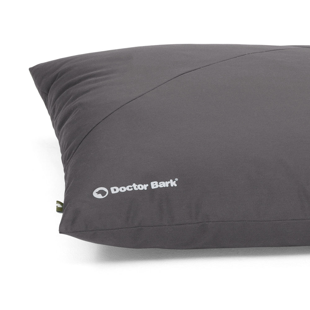 Graues Doctor Bark Country-Kissen mit geometrischer Naht und weißem Logo, schlicht und elegant im Design.