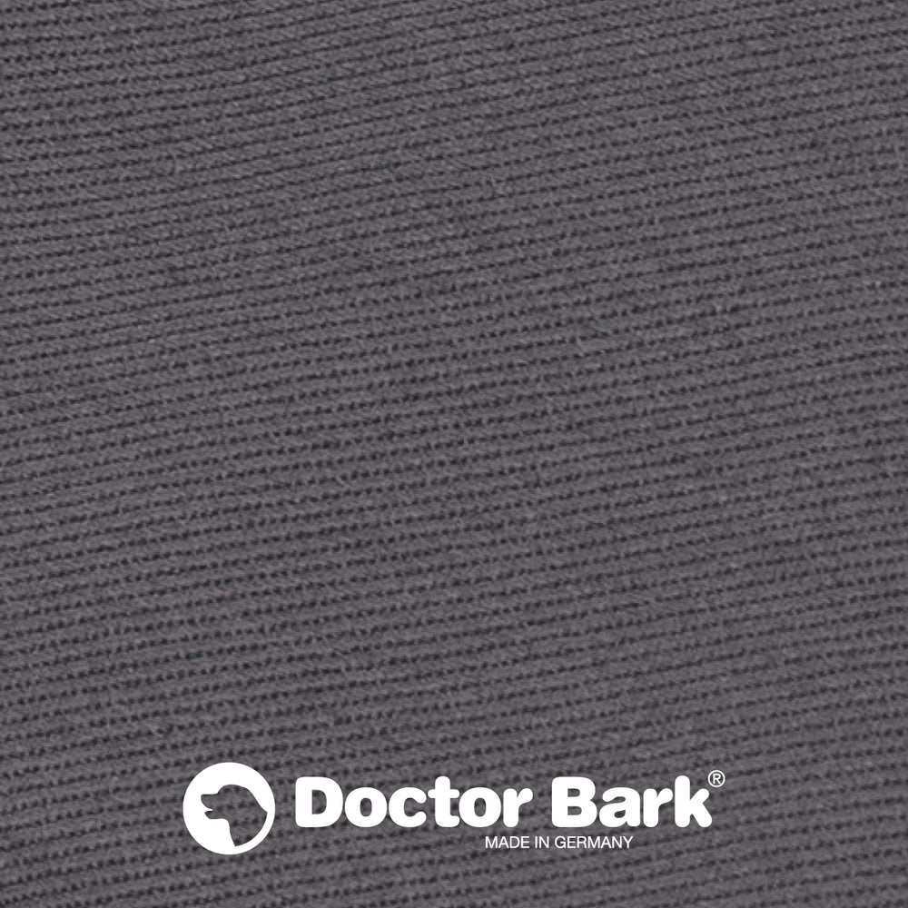 Graues Country-Kissen von Doctor Bark mit strukturierter Oberfläche, hergestellt in Deutschland.